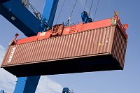 Vykládka kontejnerů v evropském přístavu