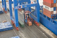 Nakládka kontejnerů na loď v Číně