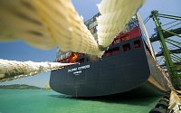 Kontejnerová loď v Číně je připravena k odplutí